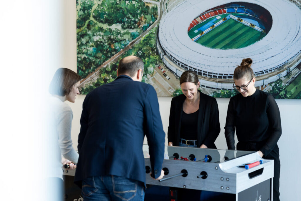 Raiffeisen Campus Personen am Tischfußballtisch